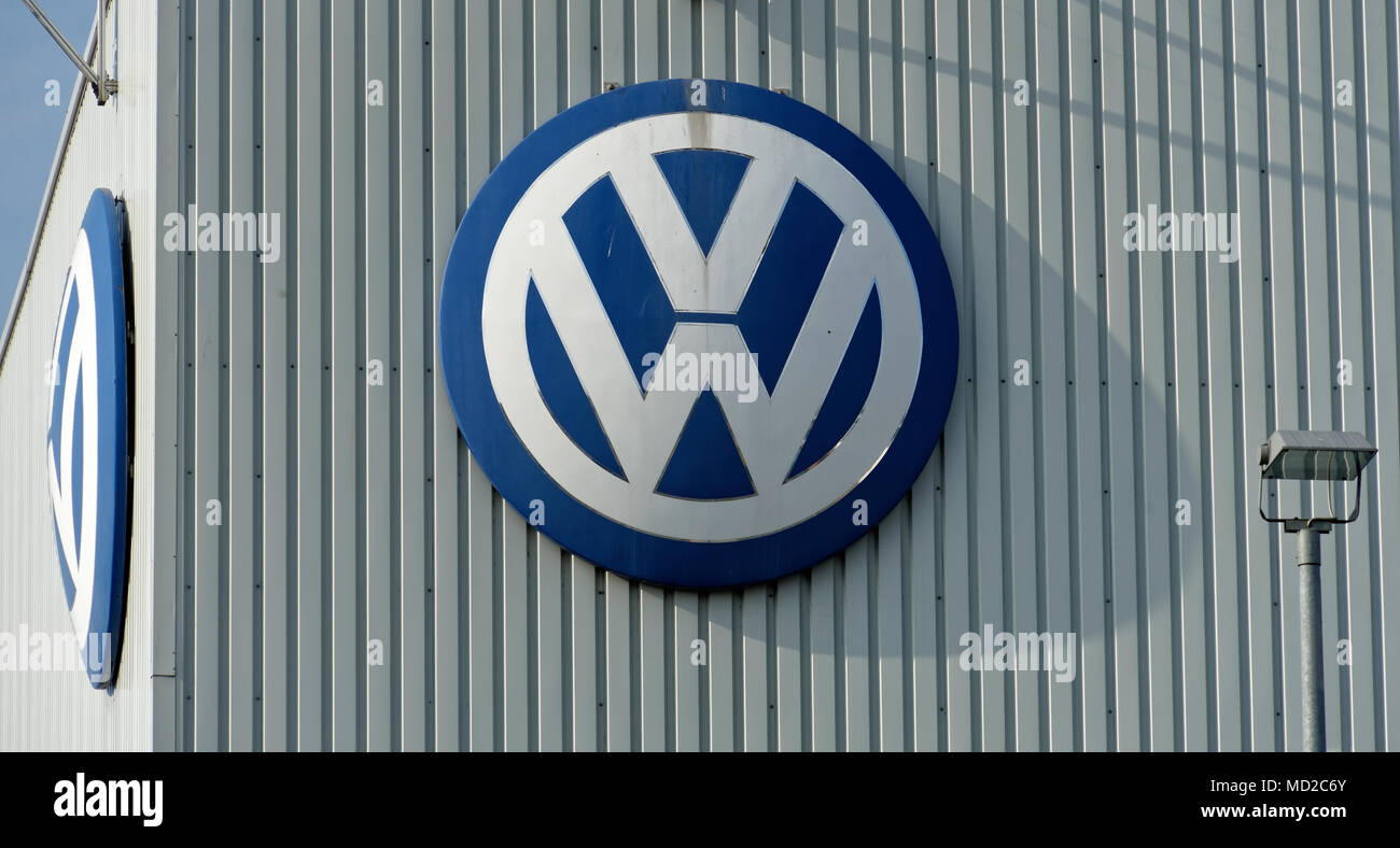 Braunschweig, Bassa Sassonia, Germania - 15 Aprile 2018: Visualizzazione ingrandita della sala di produzione della fabbrica della Volkswagen con due loghi VW sulla parete esterna Foto Stock