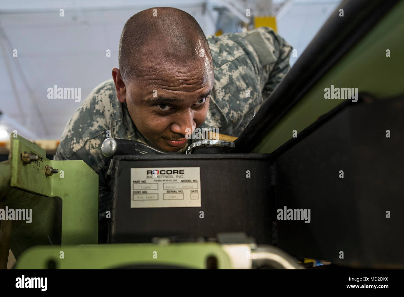 Sgt. Matteo Edmonds, U.S. La riserva di esercito meccanico con la 342 Polizia Militare Company (lotta contro il supporto), fuori di Columbus, Ohio, raggiunge in profondità in un vano motore mentre si lavora su un M117 corazzati di sicurezza del veicolo (ASV) durante un corso di manutenzione ospitata dalla 99th disponibilità della divisione in Schenectady, New York, 14 marzo, 2018. Questo è il primo corso di manutenzione negli Stati Uniti La riserva di esercito progettato specificamente per l'ASV, che ha i componenti idraulici e le procedure di manutenzione che sono a differenza della maggior parte degli altri veicoli militari. L'ASV è progettato per resistere all'impatto di bombe sul ciglio della strada mentre ope Foto Stock