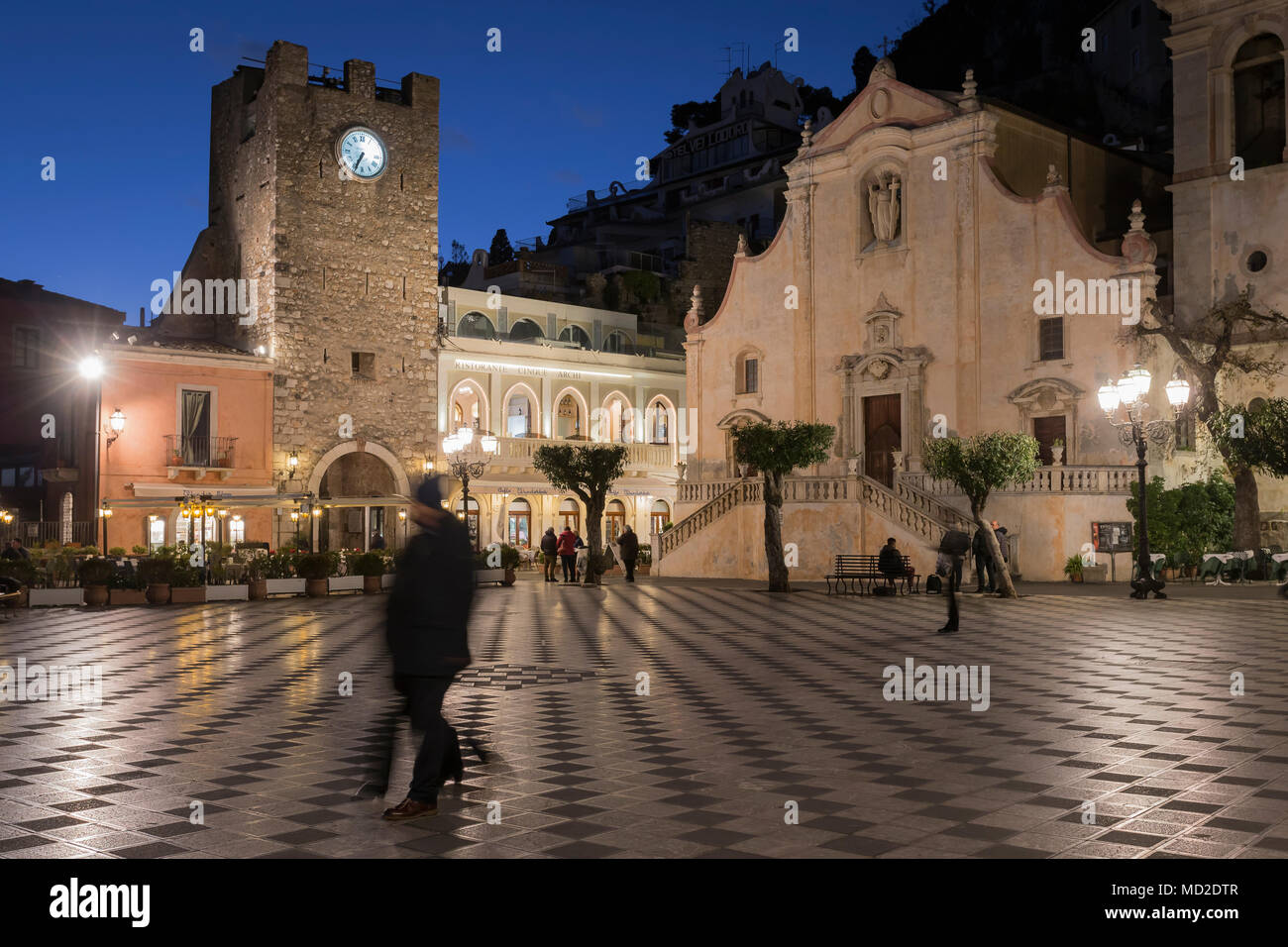 Piazza IX Aprile Square, San Giuseppe chiesa e torre dell Orologio a Taormina, in Sicilia. Foto Stock