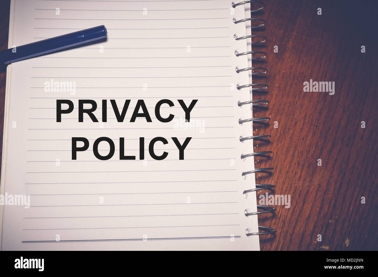Politica sulla privacy parola scritta su carta bianca Foto Stock