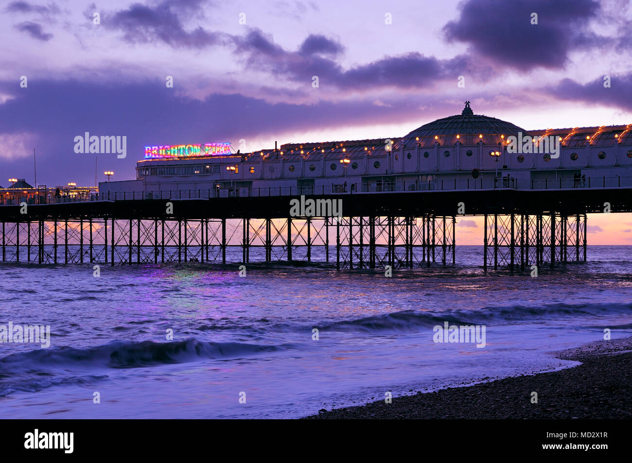Brighton Palace Pier al crepuscolo, East Sussex, Regno Unito Foto Stock