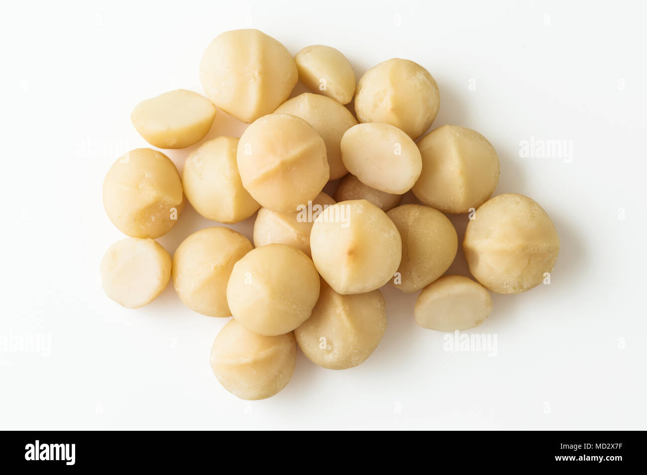 Noci di macadamia su sfondo bianco vista superiore Foto Stock