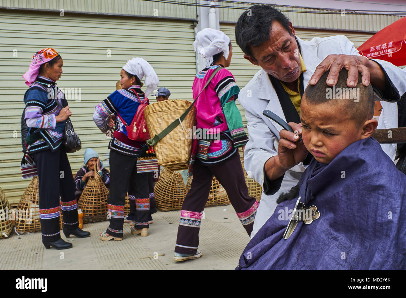 La Cina, nella provincia dello Yunnan, mercato settimanale a Xinjie, popolazione Yi Foto Stock