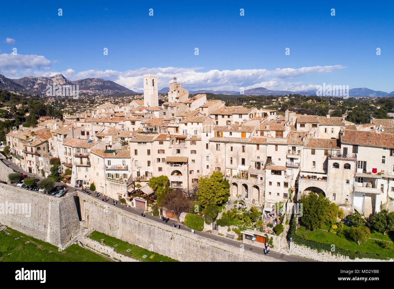 Vista aerea di St Paul de Vence, un famoso borgo arroccato sulla Riviera Francese. Foto Stock