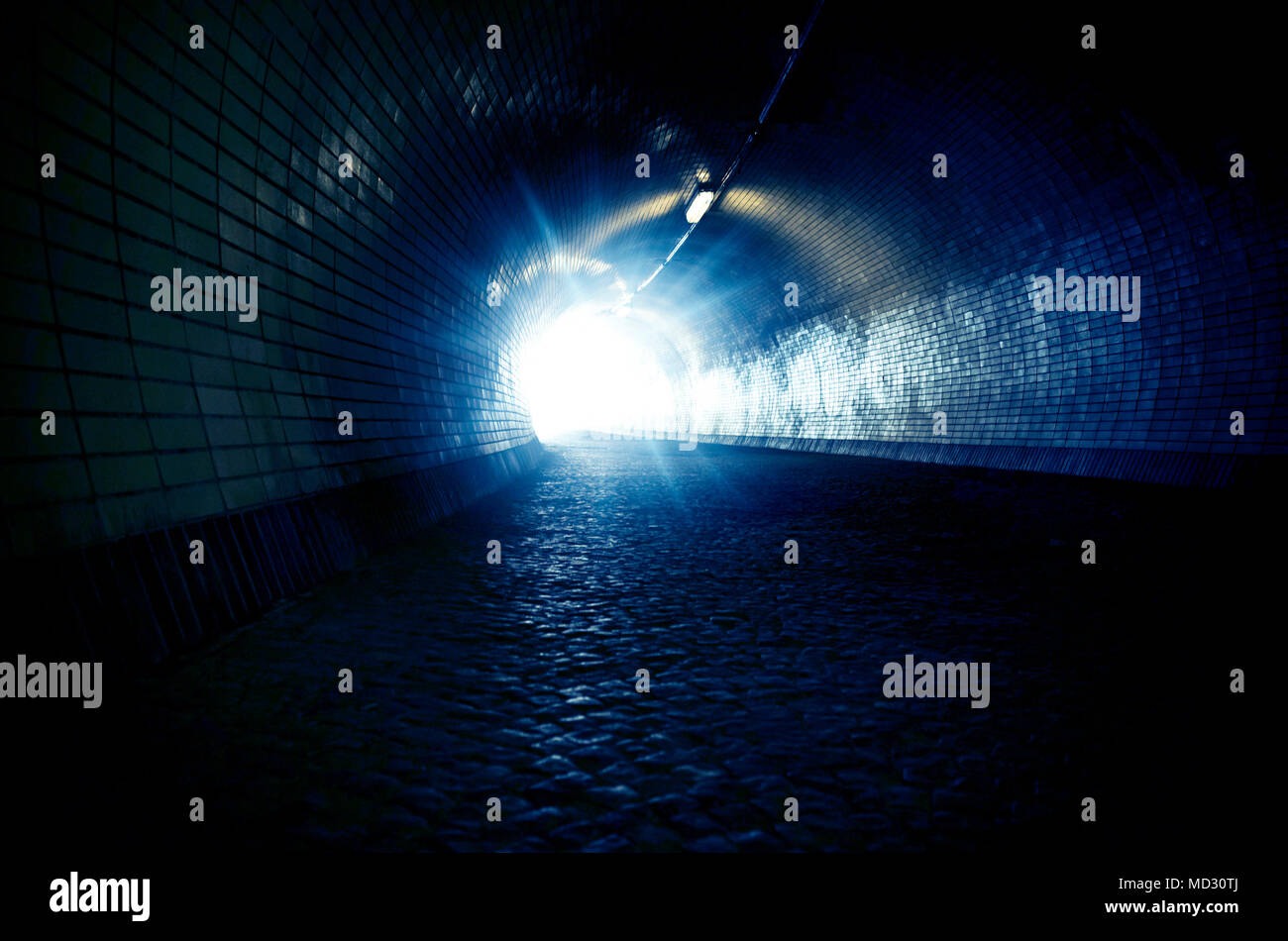 Buio del tunnel con luce alla fine di esso Foto Stock