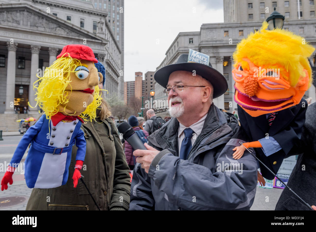 New York, Stati Uniti. Xvii Apr, 2018. Don e Kellyanne - Imposta sul giorno, 17 aprile 2018, un anno dopo la prima imposta Marzo, comunità in tutto il paese sono di agire e parlare fuori contro il Trump imposta. Gli attivisti Grassroots, i funzionari eletti e i responsabili della comunità unite insieme a più di cento eventi accade da costa a costa di lottare per un' economia che lavora per tutti gli americani, non solo dei ricchi pochi. Nella città di New York, attivisti detenuti al popolo la giornata fiscale Festival di azione a Foley Square. Credito: Erik McGregor/Pacific Press/Alamy Live News Foto Stock