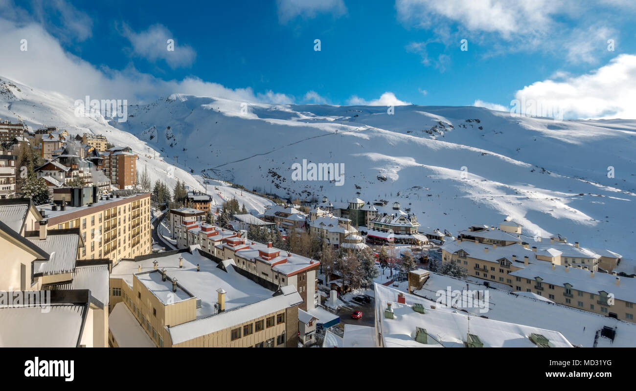 Vista della stazione sciistica della Sierra Nevada in Spagna Foto Stock