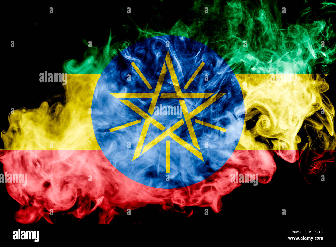 Bandiera nazionale dell'Etiopia denso fumo colorato su un nero sfondo isolato Foto Stock