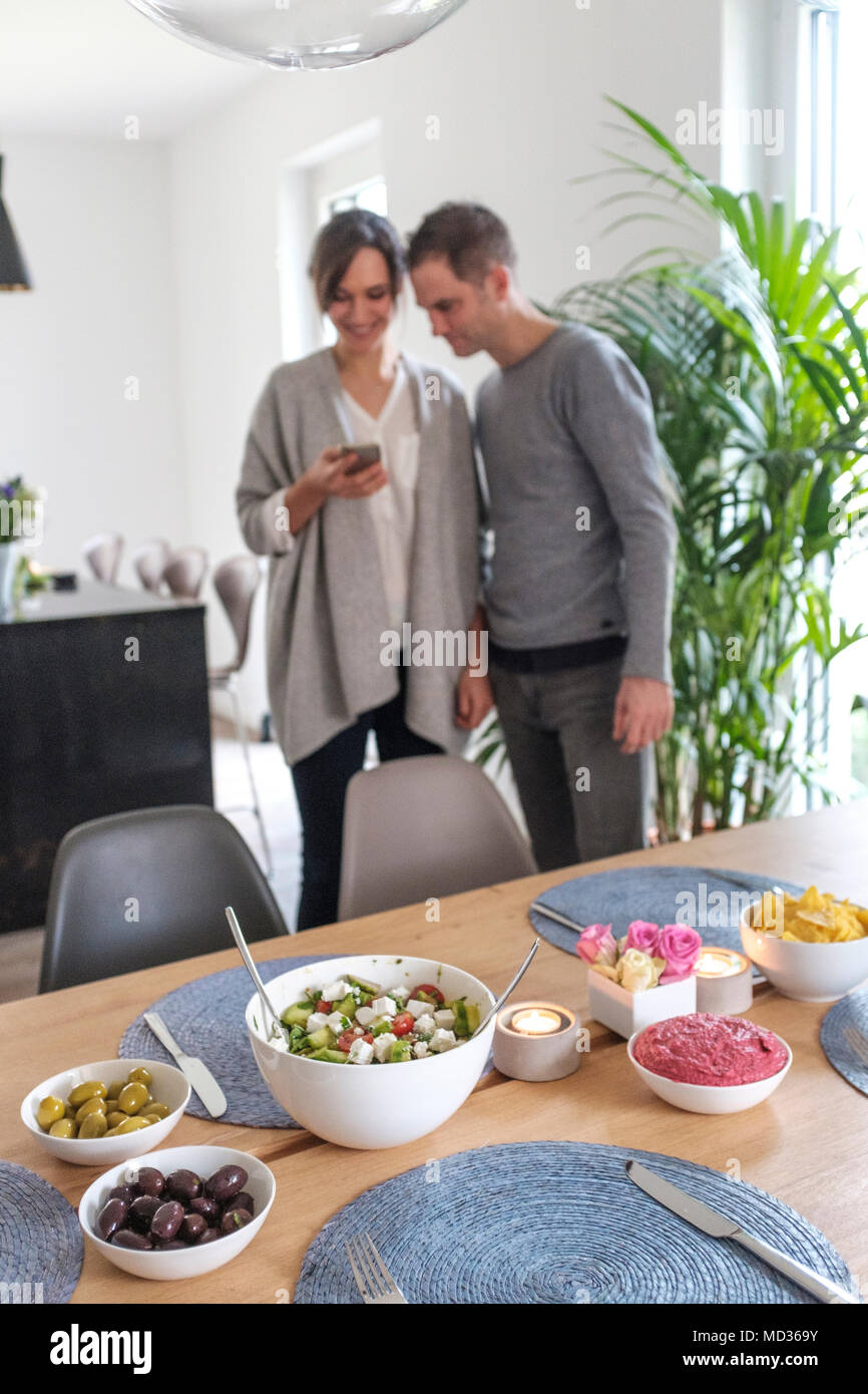 Paio di scattare una foto di loro pasto vegetariano per condividere sui social media-messa a fuoco selettiva Foto Stock