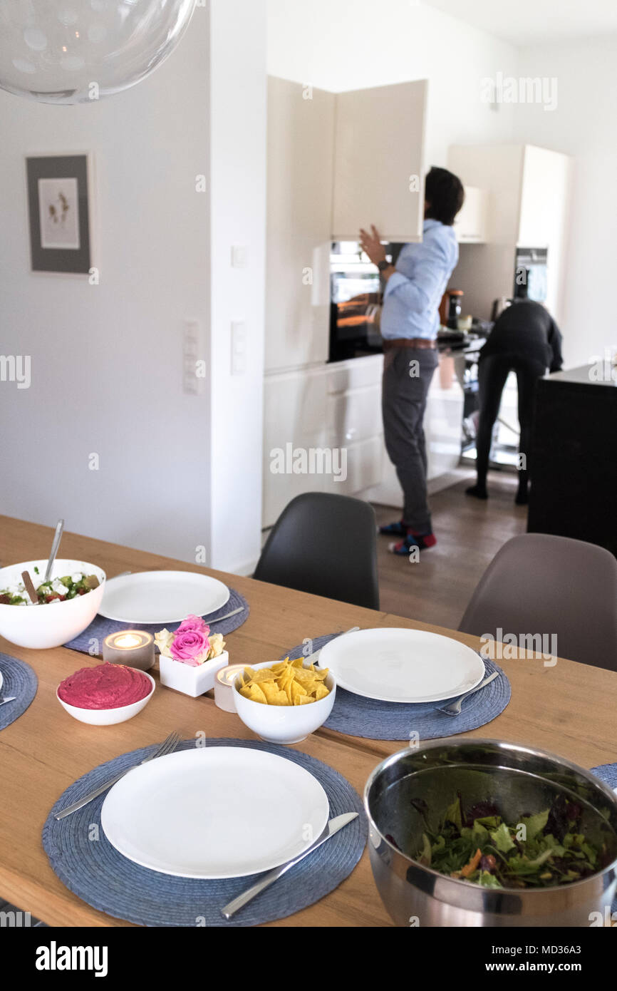 Impostazione del tavolo per pasto vegetariano-insalata greca, verde e nero olive e hummus di barbabietola Foto Stock