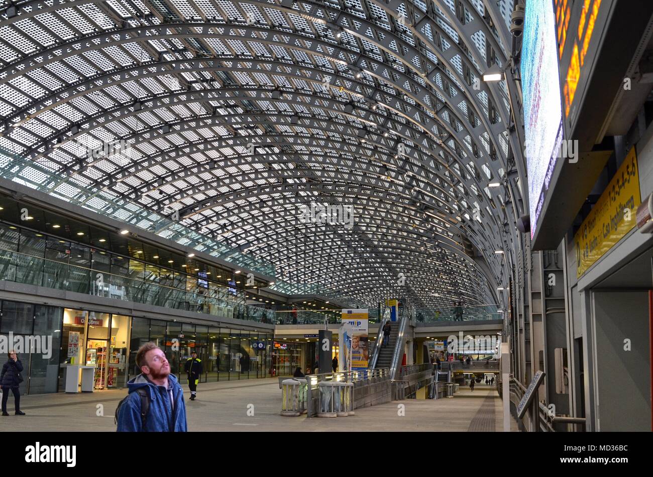 Torino, Italia, Piemonte Aprile 08 2018. La stazione di Porta Susa, moderna e futuristica struttura fatta di vetro e acciaio. Foto Stock