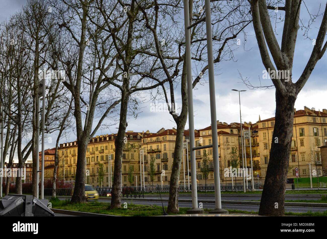 Torino Piemonte, Italia. Il 13 aprile 2018. Nelle vicinanze della stazione ferroviaria di Porta Susa, una primavera piovosa e giornata di sole dà luce-buio effetti sul case. Foto Stock