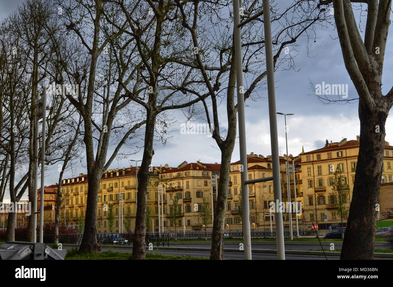 Torino Piemonte, Italia. Il 13 aprile 2018. Nelle vicinanze della stazione ferroviaria di Porta Susa, una primavera piovosa e giornata di sole dà luce-buio effetti sul case. Foto Stock