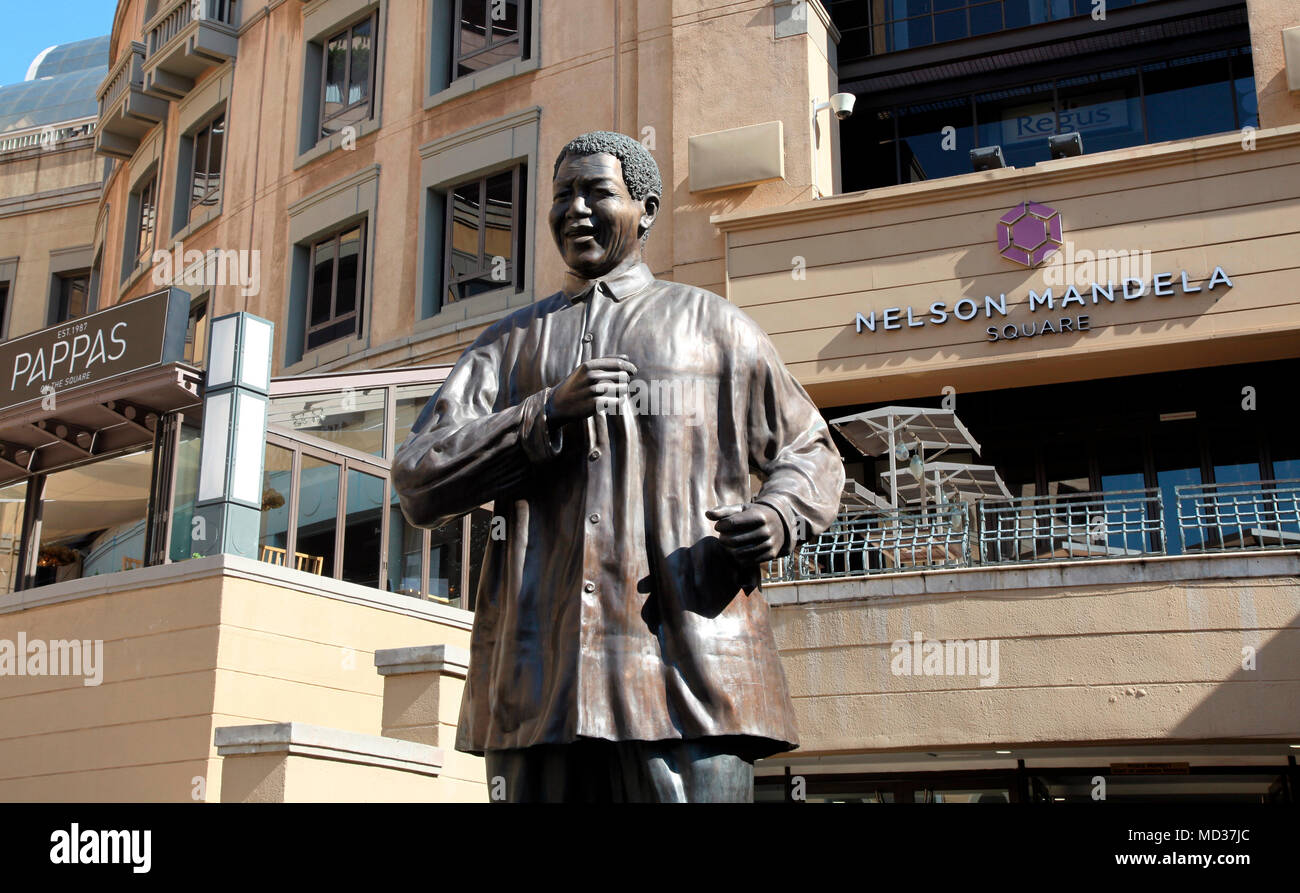 In bronzo statua sovradimensionata di Nelson Mandela, Nelson Mandela Square, Johannesburg, Sud Africa Foto Stock