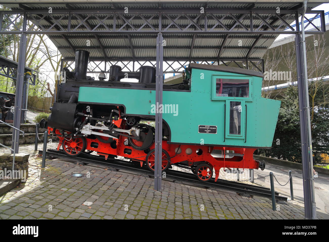 Un vecchio cog railway motore a vapore sul display in corrispondenza della stazione di base dell'Drachenfelsbahn, Koenigswinter, Germania Foto Stock Un vecchio cog railway motore a vapore sul display in corrispondenza della stazione di base dell'Drachenfelsbahn, Koenigswinter, Germania Foto Stock
