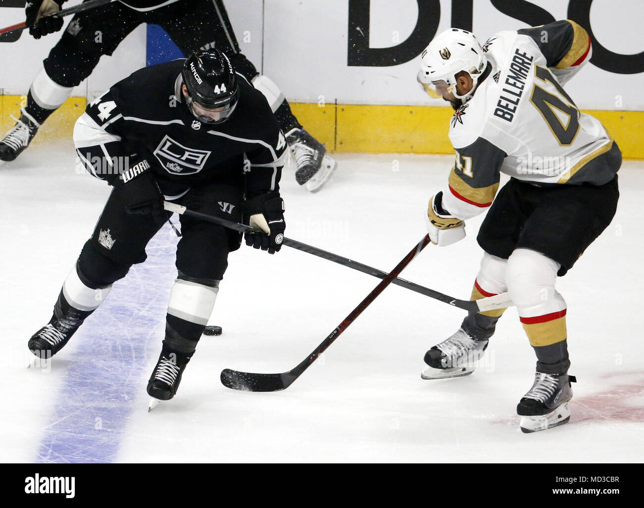 Los Angeles, California, USA. Xvii Apr, 2018. Los Angeles Kings' in avanti Nate Thompson (44) il sistema VIES con Vegas cavalieri d'Oro' in avanti Pierre-Edouard Bellemare (41) durante il gioco 4 di un NHL Hockey del primo round della serie di spareggio in Los Angeles, 17 aprile 2018. Il Golden Cavalieri ha vinto 1-0. Credito: Ringo Chiu/ZUMA filo/Alamy Live News Foto Stock