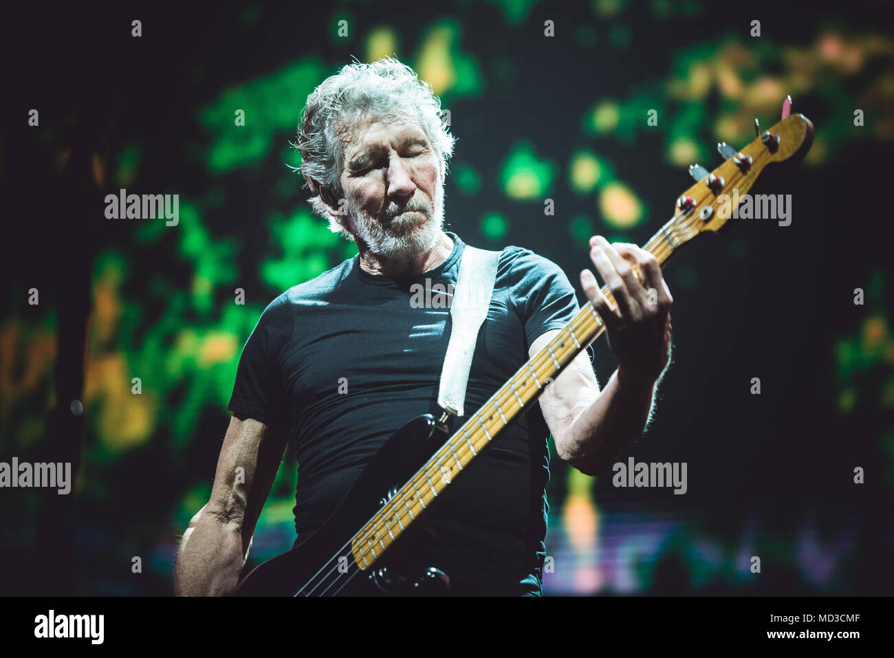 Milano, Italia. Xvii Apr, 2018. La leggenda della musica, cantante e song writer, Roger Waters performing live sul palco del Forum di Assago a Milano per il suo primo "Noi li +' tour italiano concerto Credito: Alessandro Bosio/Alamy Live News Foto Stock