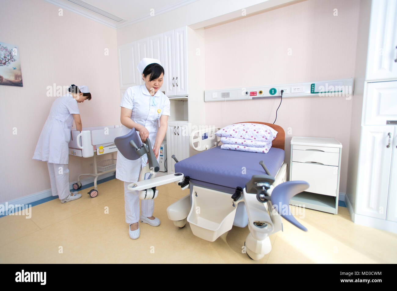 Wuhan, la Cina della provincia di Hubei. Xviii Apr, 2018. Lavoratori medici accontentarsi di installazioni in un reparto di maternità a Wuhan donne e bambini Medical Care Center a Wuhan, capitale della Cina centrale della provincia di Hubei, 18 aprile 2018. Un totale di diciassette nuovi reparti di maternità aperto qui di recente per offrire completa assistenza medica in travaglio, parto, recupero e fasi di post-parto. Nuove mamme, accompagnati dalle loro famiglie, può ricevere il trattamento medico in questi reparti separati prima e dopo il parto. Credito: Xiong Qi/Xinhua/Alamy Live News Foto Stock