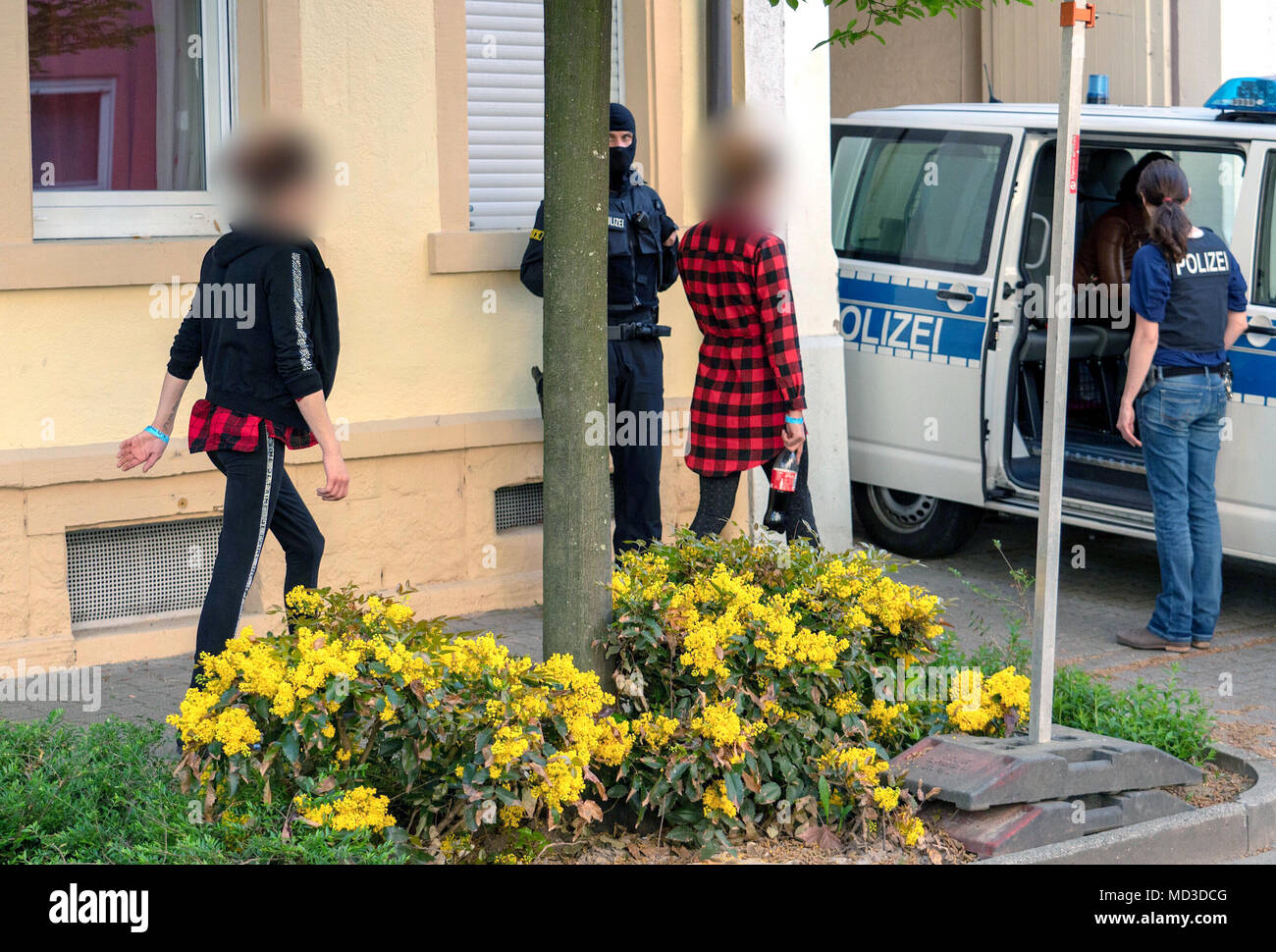 18 aprile 2018, Rastatt, Germania: La polizia tedesca ha tenuto sospetto di prostitute in custodia durante una larga scala di raid nel quartiere a luci rosse. La polizia si è incrinata giù sulla criminalità organizzata in grande scala, nationwide raid. Secondo la polizia tedesca di Stoccarda, la messa a fuoco si trova su forgiato visti, il traffico di esseri umani e sfruttamento e prostituzione forzata di donne Thai. (Facce sfocata a causa di ragioni legali) Foto: Benedikt Spether/dpa Foto Stock