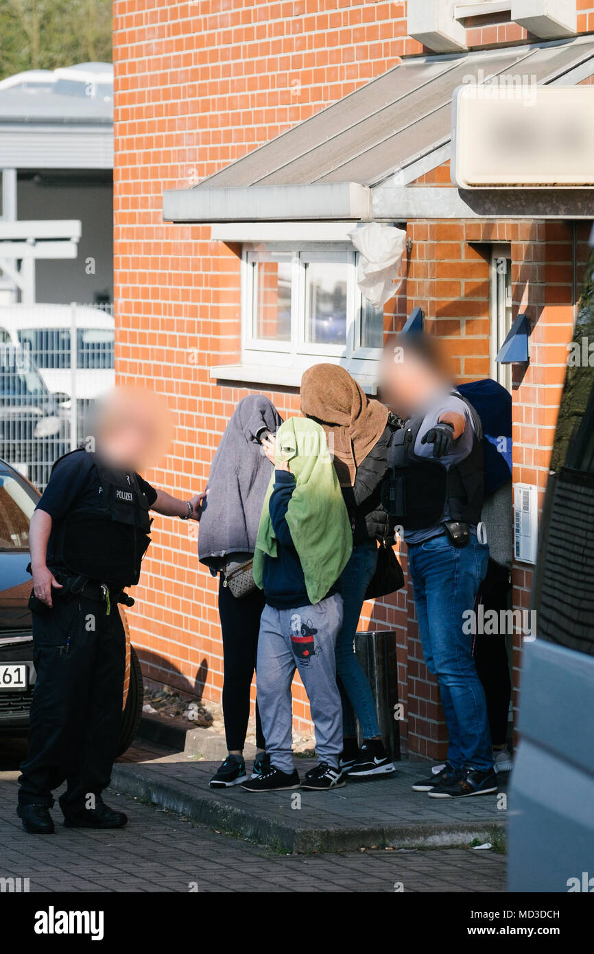 18 aprile 2018, Rastatt, Hannover: le forze di polizia che conduce le donne da una casa nel distretto di Anderten. La polizia si è incrinata giù sulla criminalità organizzata in grande scala, raid su tutto il territorio nazionale a partire da mercoledì mattina. Secondo la polizia tedesca di Stoccarda, la messa a fuoco si trova su forgiato visti, il traffico di esseri umani e sfruttamento e prostituzione forzata di donne Thai. (Le facce sono sfocate per motivi legali) Foto: Ole Spata/dpa Foto Stock