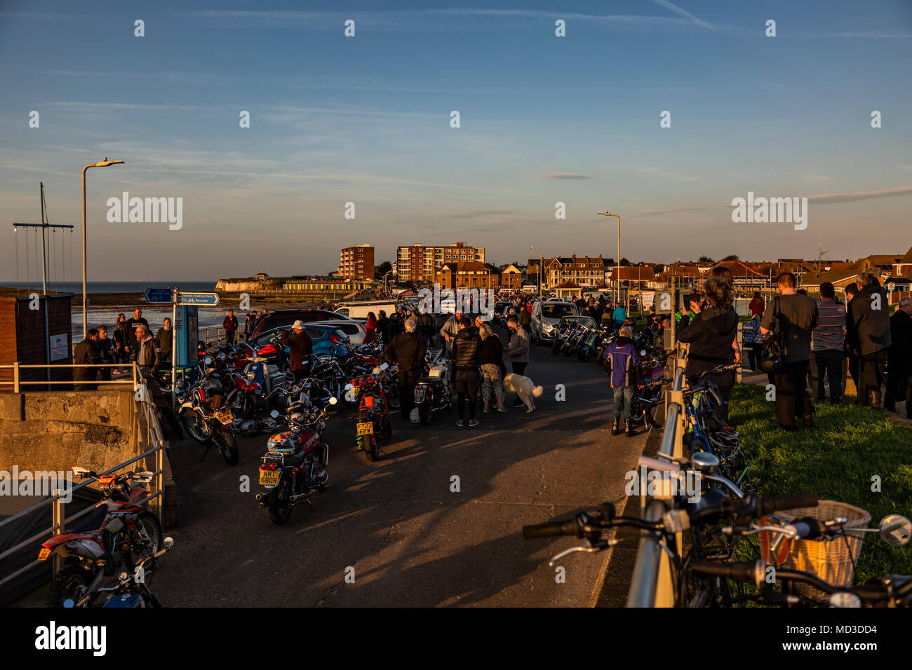 Minnis Bay, Birchington, Kent, Regno Unito. Xvii Apr, 2018. Auto classica e Bike Rally svoltasi a Minnis Bay, Birchington, Kent il 17 aprile 2018. Centinaia di persone si è rivelato per visualizzare le molte automobili classiche e bici in mostra presso la parata di Minnis Bay. Credito: ernie giordania/Alamy Live News Foto Stock