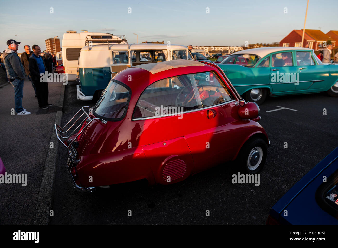Minnis Bay, Birchington, Kent, Regno Unito. Xvii Apr, 2018. Auto classica e Bike Rally svoltasi a Minnis Bay, Birchington, Kent il 17 aprile 2018. Centinaia di persone si è rivelato per visualizzare le molte automobili classiche e bici in mostra presso la parata di Minnis Bay. Credito: ernie giordania/Alamy Live News Foto Stock