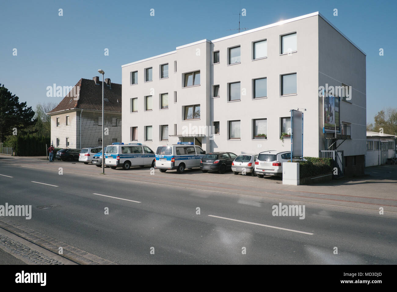 18 aprile 2018, Rastatt, Hannover: auto della polizia in piedi di fronte a una casa nel distretto di Anderten. La polizia si è incrinata giù sulla criminalità organizzata in grande scala, nationwide raid. Secondo la polizia tedesca di Stoccarda, la messa a fuoco si trova su forgiato visti, il traffico di esseri umani e sfruttamento e prostituzione forzata di donne Thai. (Le facce sono sfocate per motivi legali) Foto: Ole Spata/dpa Foto Stock