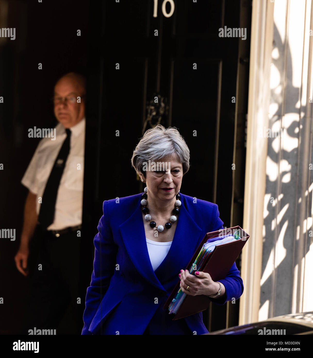 Londra, Regno Unito. 18 aprile 2018, il Primo ministro, Theresa Maggio, foglie Dowing Street per Primi Ministri del Tempo delle interrogazioni. Credito: Ian Davidson/Alamy Live News Foto Stock