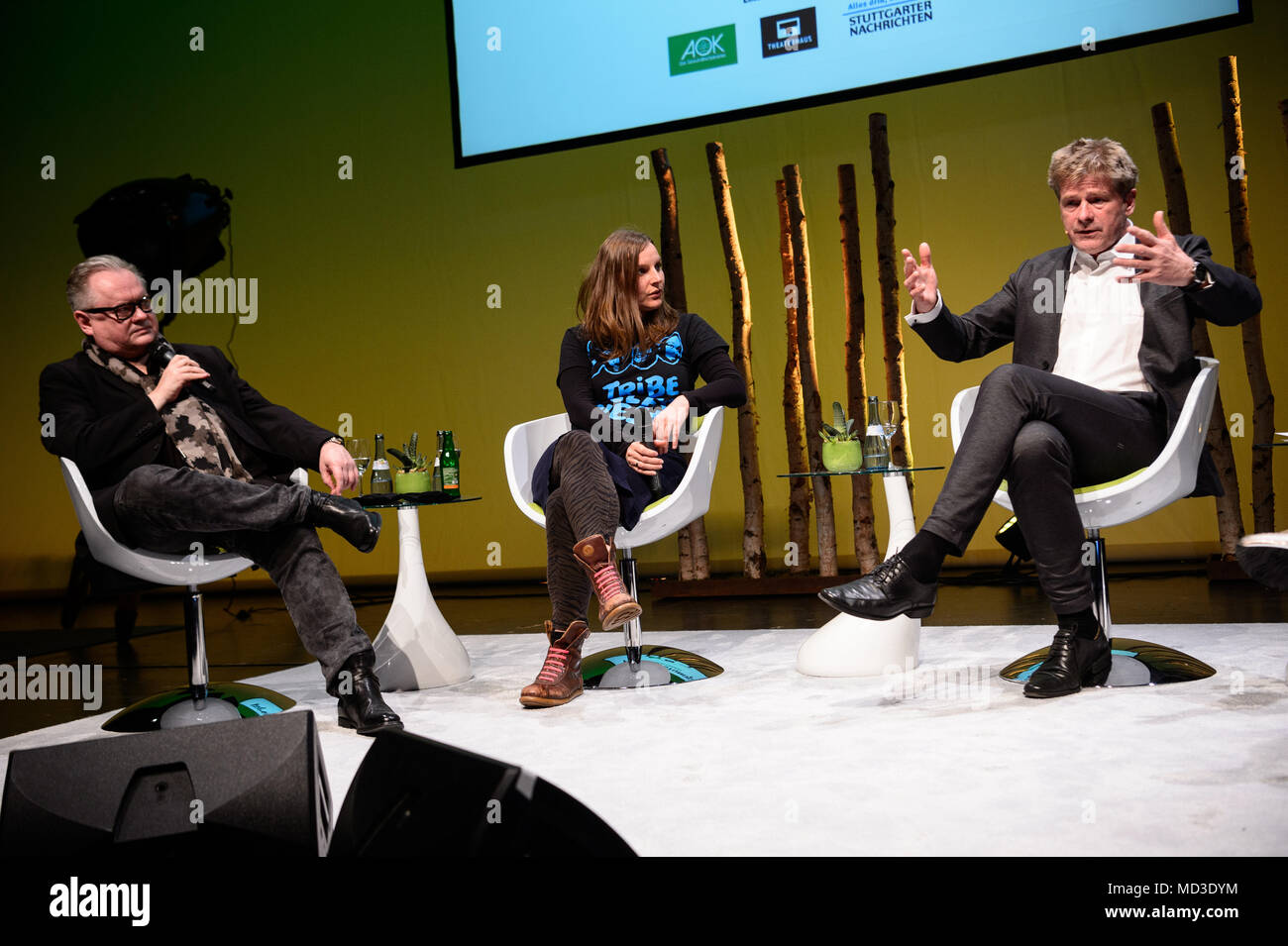 17 aprile 2018, Stuttgart, Germania: Heinz Rudolf Kunze (L-R), Judith Oloferne e Martin Bohus, professor für psicoterapia, parlando durante l'evento "prechstunde im Theaterhaus'. I partecipanti utilizzano il talk show formato per parlare di stress percepito e la gestione dello stress. Foto: Sina Schuldt/dpa Foto Stock