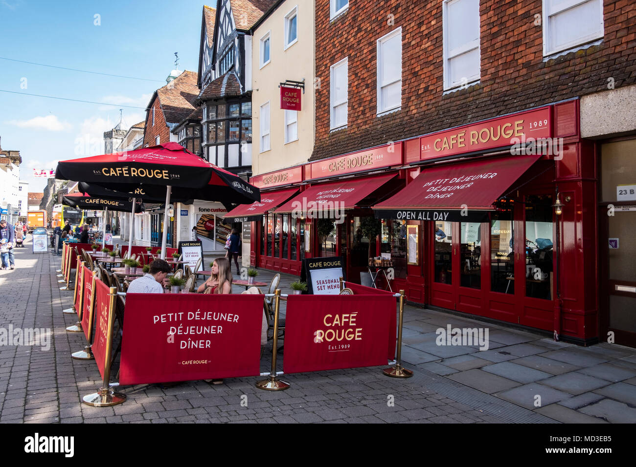 Salisbury, Regno Unito. Il 18 aprile 2018. Il cielo blu e un clima caldo e portare i turisti e gli amanti dello shopping della città di Salisbury Wiltshire dopo il Consiglio ha promosso la città di Salisbury è aperto dopo il recente agente nervino attacco su ex spy russo Sergei Skripal e sua figlia Yulia Forecasters predire un mini ondata di caldo in tutto il Regno Unito. Con temperature che raggiungono i 25 gradi a Londra e lo scambiatore di calore leggermente altrove. 14 gradi predetta per Salisbury. Il sole dovrebbe durare per un paio di giorni. Credit Paul Chambers Alamy Live News. Foto Stock