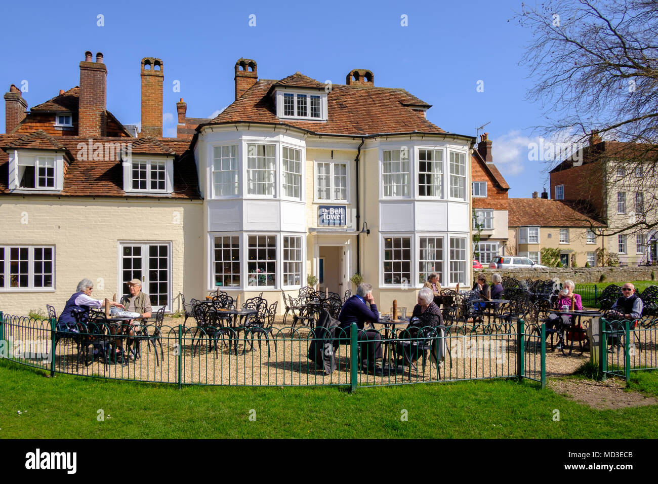 Salisbury, Regno Unito. Il 18 aprile 2018. Il cielo blu e un clima caldo e portare i turisti e gli amanti dello shopping della città di Salisbury Wiltshire dopo il Consiglio ha promosso la città di Salisbury è aperto dopo il recente agente nervino attacco su ex spy russo Sergei Skripal e sua figlia Yulia Forecasters predire un mini ondata di caldo in tutto il Regno Unito. Con temperature che raggiungono i 25 gradi a Londra e lo scambiatore di calore leggermente altrove. 14 gradi predetta per Salisbury. Il sole dovrebbe durare per un paio di giorni. Credit Paul Chambers Alamy Live News. Foto Stock