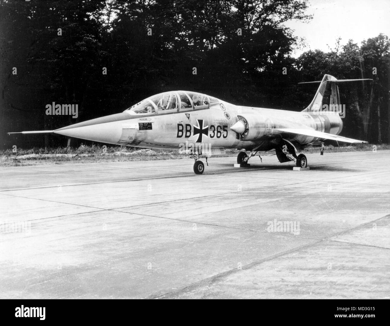 Un due-sedile tipo Dusenjager Starfighter F-104 poco prima dello start su 22.07.1960 sull'airbase Noervenich. Il due-sede Starfighters erano stati acquistati dal Federal Ministro della difesa Strauss per l'unità di addestramento, l'uno-seater Starfighter segue nella primavera del 1961. (C) dpa - Relazione | Utilizzo di tutto il mondo Foto Stock