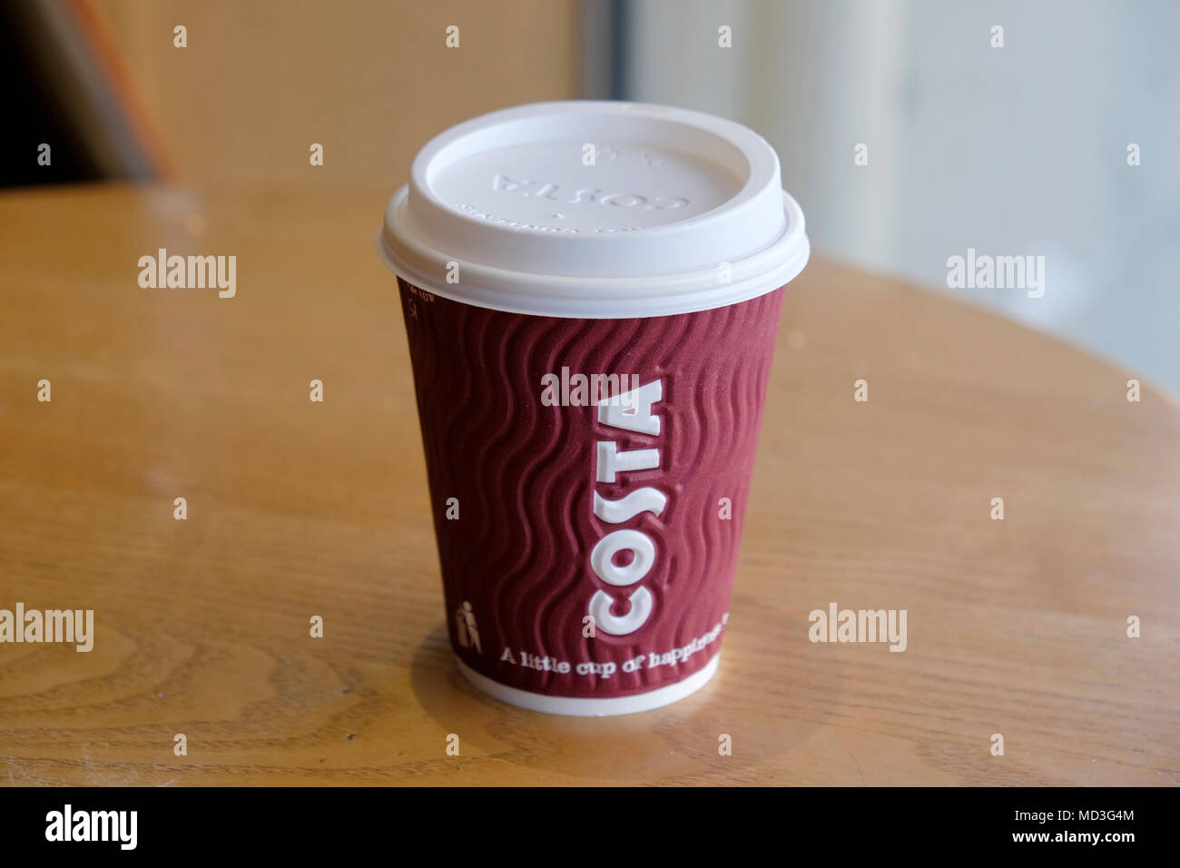 Londra, UK, 18 aprile 2018. Nel Regno Unito la più grande catena di caffè, caffè Costa impostato a riciclare circa mezzo miliardo di coppe da asporto di un anno. Credito: Yanice Idir / Alamy Live News Foto Stock