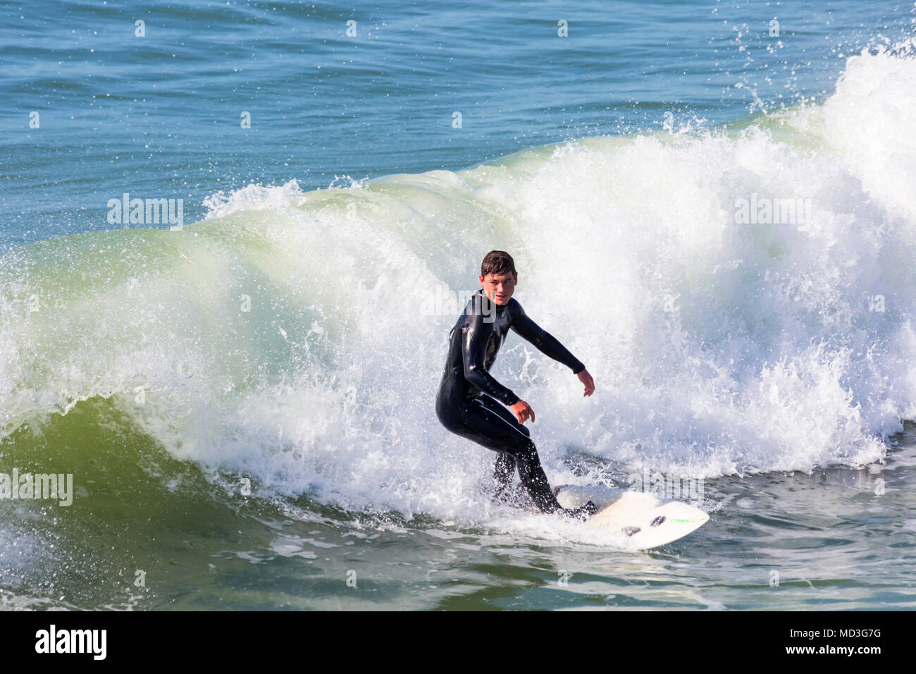 Bournemouth Dorset, Regno Unito. Il 18 aprile 2018. Regno Unito meteo: grandi onde fornire ideali condizioni di surf a Bournemouth Beach il giorno più caldo dell'anno finora. Surfer in azione sulla tavola da surf a cavallo di un onda. Credito: Carolyn Jenkins/Alamy Live News Foto Stock