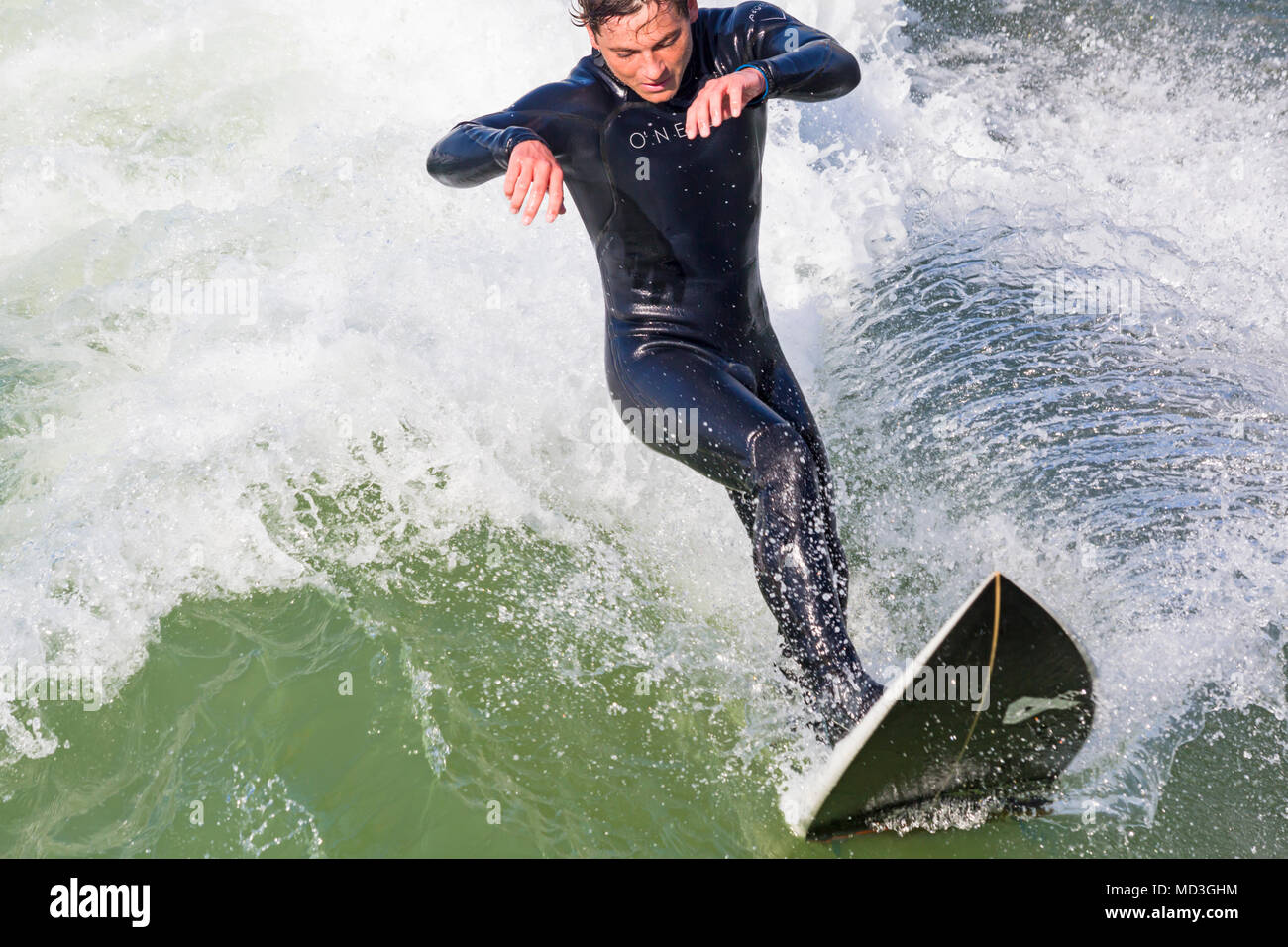 Bournemouth Dorset, Regno Unito. Il 18 aprile 2018. Regno Unito meteo: grandi onde fornire ideali condizioni di surf a Bournemouth Beach il giorno più caldo dell'anno finora. Surfer in azione sulla tavola da surf a cavallo di un onda. Foto Stock