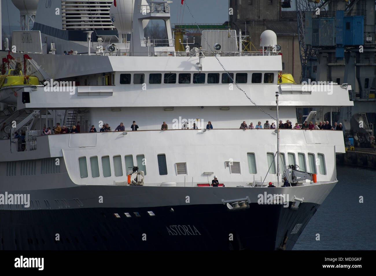 Gdansk, Polonia. Il 18 aprile 2018. 160 metri di lunghezza della nave da crociera MV Astoria ha iniziato la stagione di crociera nel porto di Danzica in Gdansk, Polonia. Il 18 aprile 2018. Costruito nel 1948 come Stoccolma è la più antica nave da crociera nel mondo. Noto per provocare il crash di mare con il famoso Andrea Doria nave di linea nel 1956 causando la sua affondato © Wojciech Strozyk / Alamy News live Foto Stock