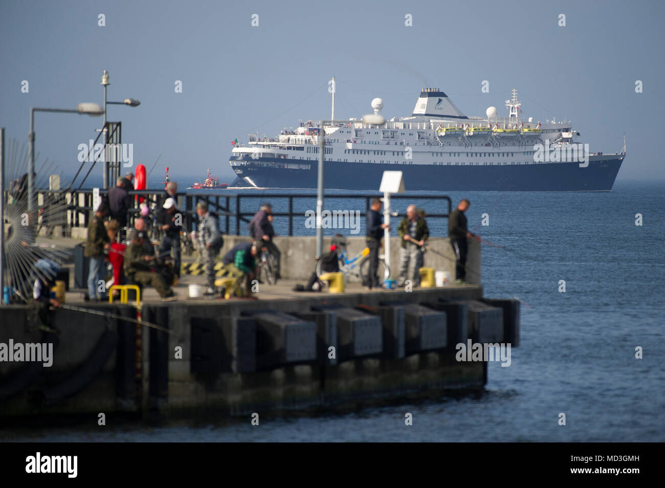 Gdansk, Polonia. Il 18 aprile 2018. 160 metri di lunghezza della nave da crociera MV Astoria ha iniziato la stagione di crociera nel porto di Danzica in Gdansk, Polonia. Il 18 aprile 2018. Costruito nel 1948 come Stoccolma è la più antica nave da crociera nel mondo. Noto per provocare il crash di mare con il famoso Andrea Doria nave di linea nel 1956 causando la sua affondato © Wojciech Strozyk / Alamy News live Foto Stock