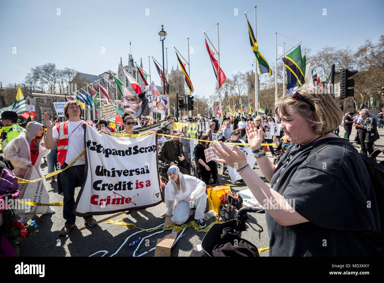 Londra, Regno Unito. 18 Aprile, 2018. Gli attivisti da DPAC (Disabili contro i tagli), MHRN (Salute Mentale rete di resistenza) e Triangolo nero bloccano la strada vicino a Westminster's agli edifici del Parlamento sulla loro giornata nazionale di azione in segno di protesta per chiedere al governo di rottami di credito universale. Credito: Guy Corbishley/Alamy Live News Foto Stock