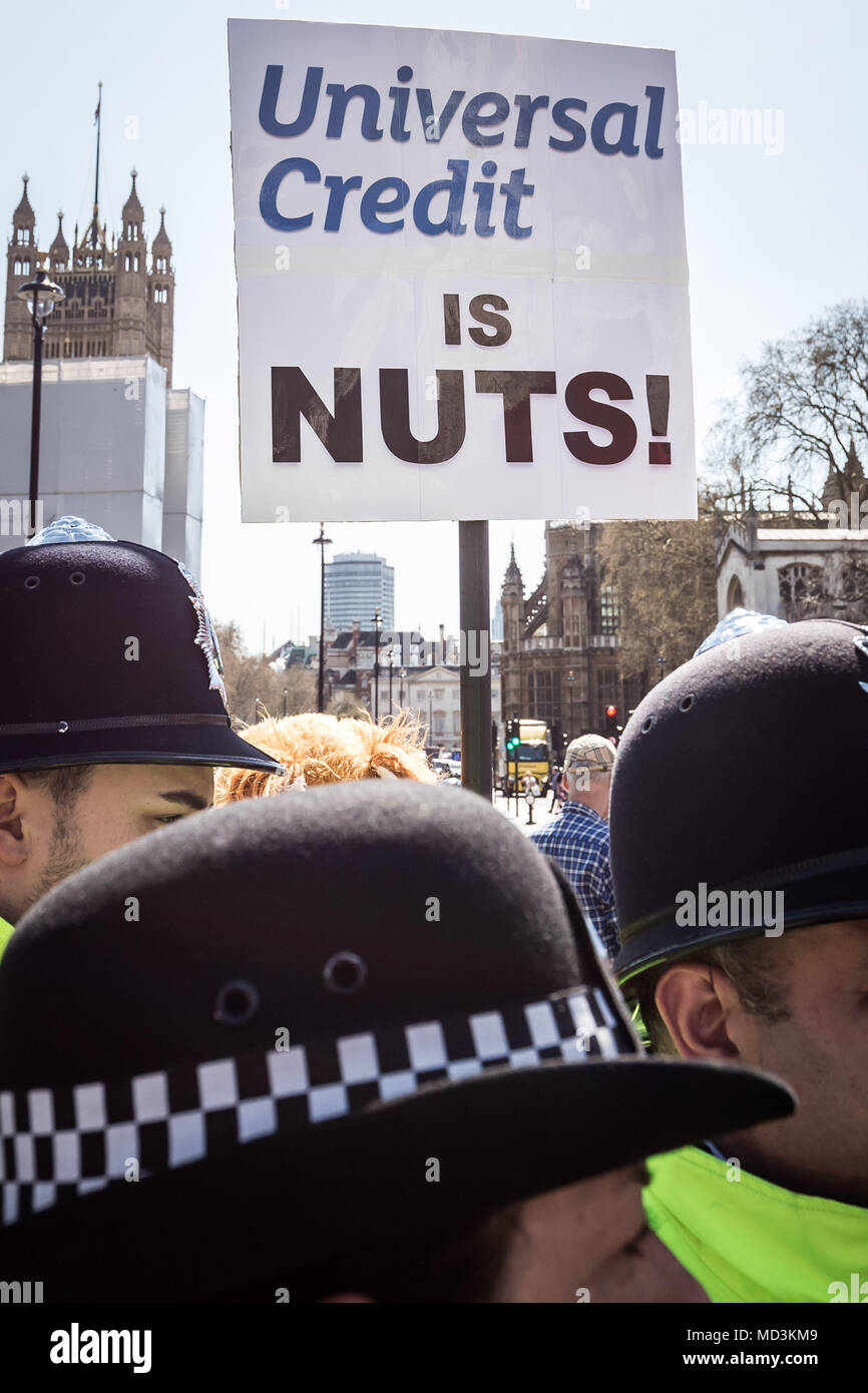 Londra, Regno Unito. 18 Aprile, 2018. Gli attivisti da DPAC (Disabili contro i tagli), MHRN (Salute Mentale rete di resistenza) e Triangolo nero bloccano la strada vicino a Westminster's agli edifici del Parlamento sulla loro giornata nazionale di azione in segno di protesta per chiedere al governo di rottami di credito universale. Credito: Guy Corbishley/Alamy Live News Foto Stock