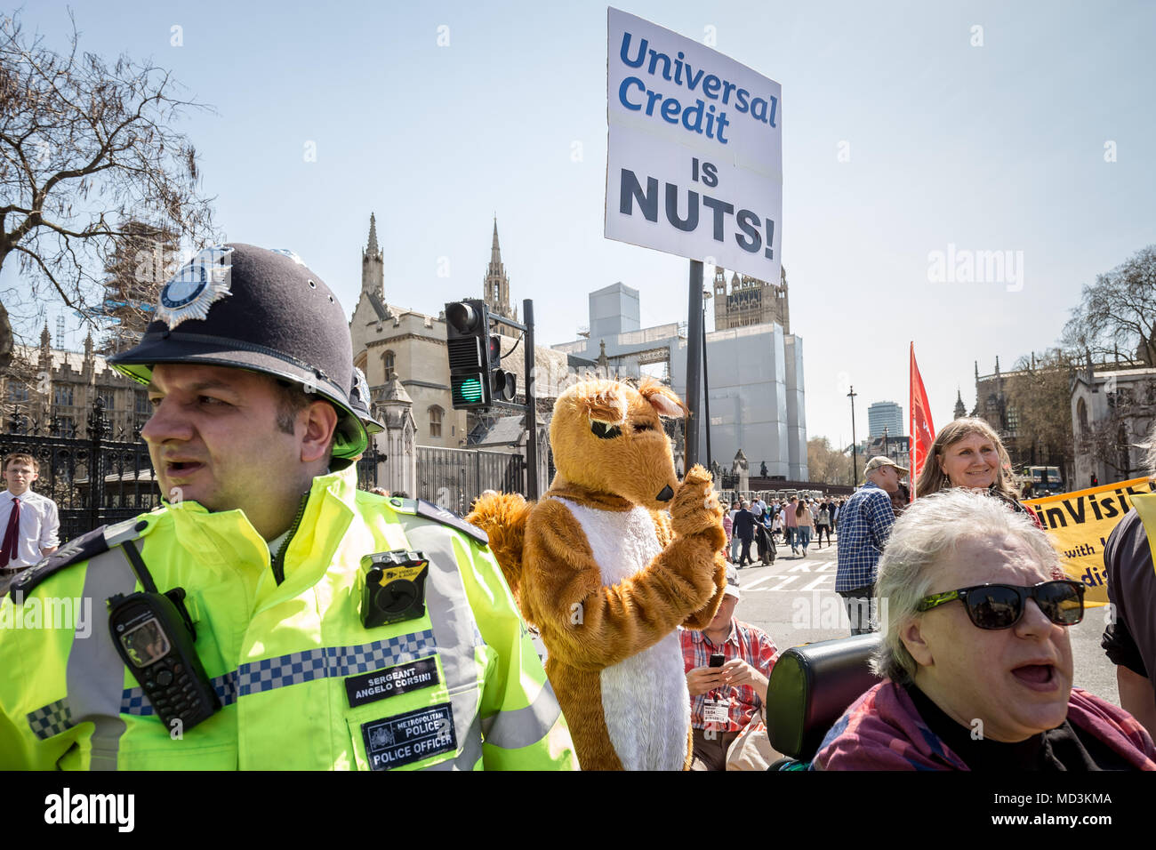 Londra, Regno Unito. 18 Aprile, 2018. Gli attivisti da DPAC (Disabili contro i tagli), MHRN (Salute Mentale rete di resistenza) e Triangolo nero bloccano la strada vicino a Westminster's agli edifici del Parlamento sulla loro giornata nazionale di azione in segno di protesta per chiedere al governo di rottami di credito universale. Credito: Guy Corbishley/Alamy Live News Foto Stock