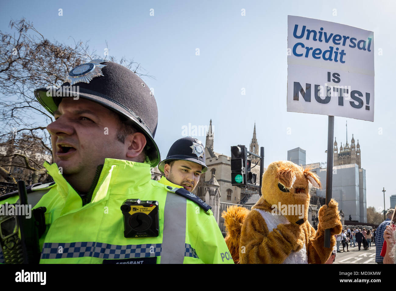 Londra, Regno Unito. 18 Aprile, 2018. Gli attivisti da DPAC (Disabili contro i tagli), MHRN (Salute Mentale rete di resistenza) e Triangolo nero bloccano la strada vicino a Westminster's agli edifici del Parlamento sulla loro giornata nazionale di azione in segno di protesta per chiedere al governo di rottami di credito universale. Credito: Guy Corbishley/Alamy Live News Foto Stock