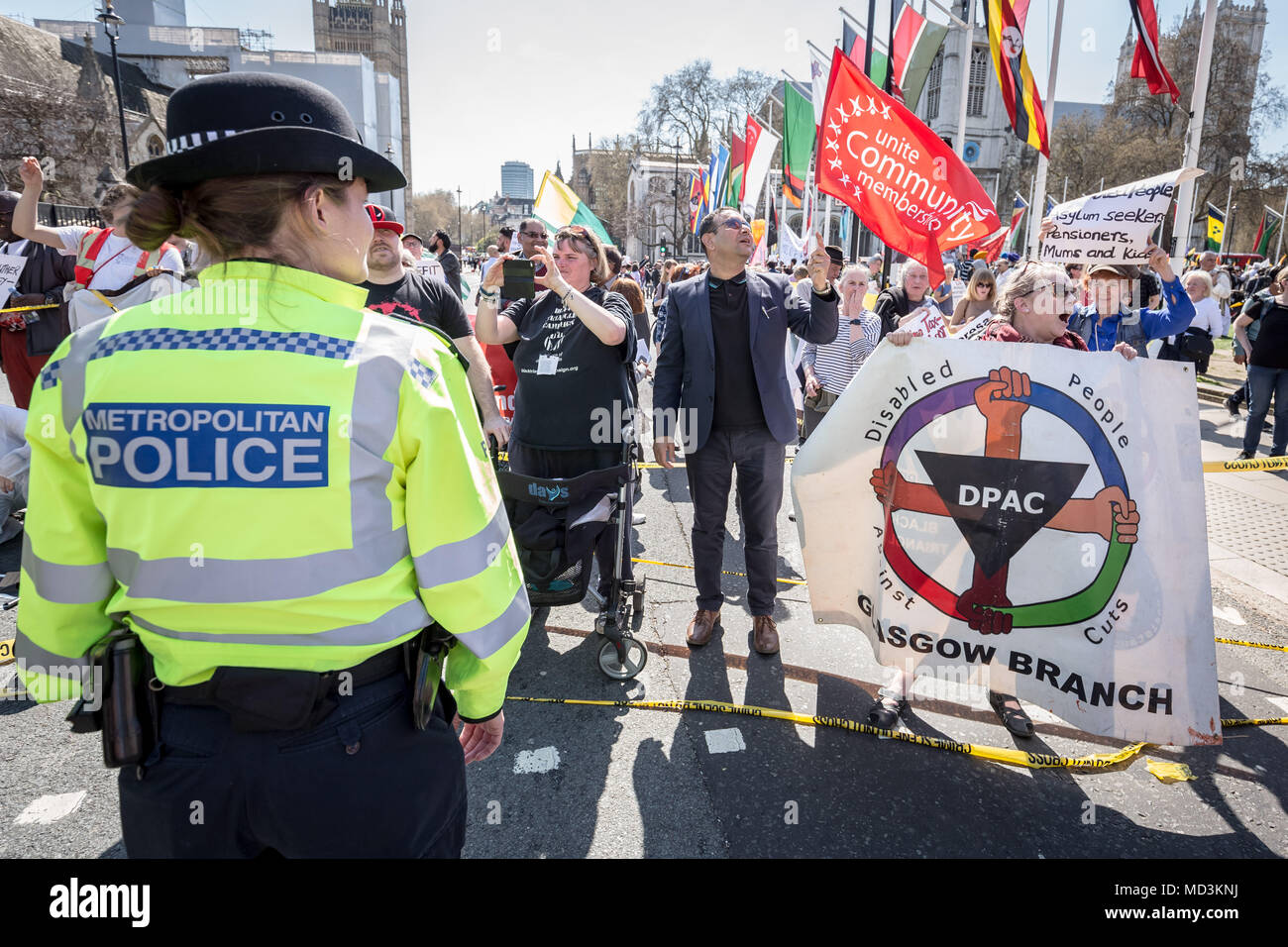 Londra, Regno Unito. 18 Aprile, 2018. Gli attivisti da DPAC (Disabili contro i tagli), MHRN (Salute Mentale rete di resistenza) e Triangolo nero bloccano la strada vicino a Westminster's agli edifici del Parlamento sulla loro giornata nazionale di azione in segno di protesta per chiedere al governo di rottami di credito universale. Credito: Guy Corbishley/Alamy Live News Foto Stock