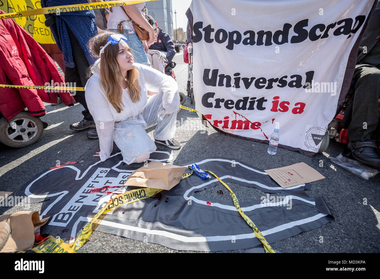 Londra, Regno Unito. 18 Aprile, 2018. Gli attivisti da DPAC (Disabili contro i tagli), MHRN (Salute Mentale rete di resistenza) e Triangolo nero bloccano la strada vicino a Westminster's agli edifici del Parlamento sulla loro giornata nazionale di azione in segno di protesta per chiedere al governo di rottami di credito universale. Credito: Guy Corbishley/Alamy Live News Foto Stock
