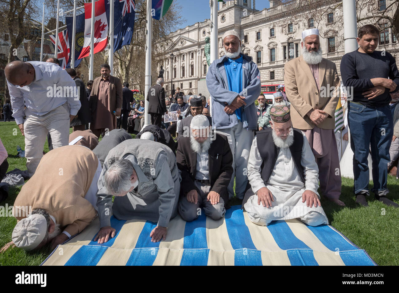 Londra, Regno Unito. 18 Aprile, 2018. I musulmani del Kashmir prendere mezzogiorno-preghiera in Piazza del Parlamento durante una pausa dalla protesta contro Narendra modi, la corrente che serve il Primo Ministro dell'India, chi è in visita a Londra come parte dei capi di governo del Commonwealth vertice. Credito: Guy Corbishley/Alamy Live News Foto Stock