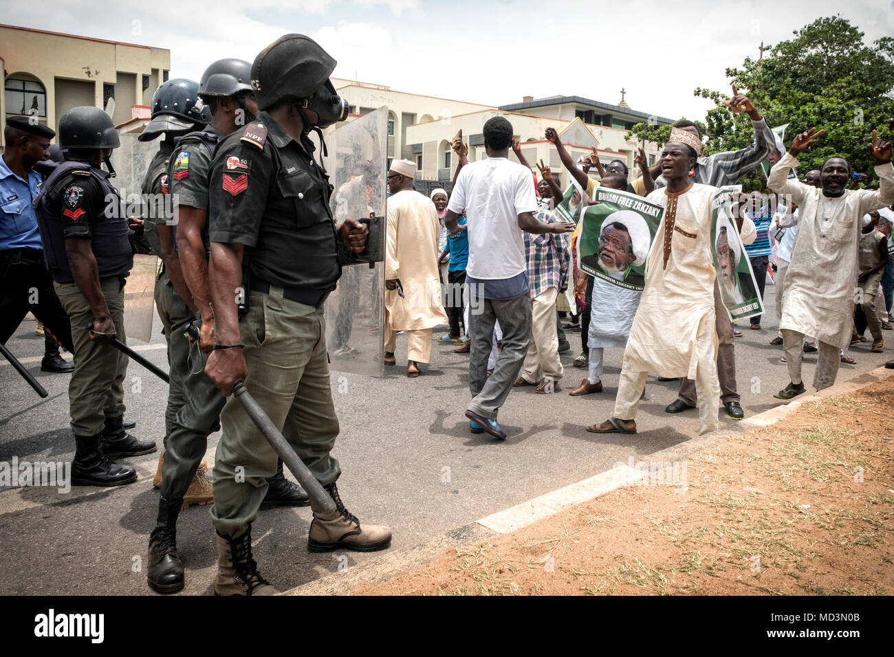 Abuja, Nigeria , 18 aprile 2018. I manifestanti dal libero movimento Zakzaky quadrato fuori con la polizia per il terzo giorno di proteste ad Abuja, Nigeria, 18 aprile. 2018 Credit: Rey T. Byhre/Alamy Live News Foto Stock