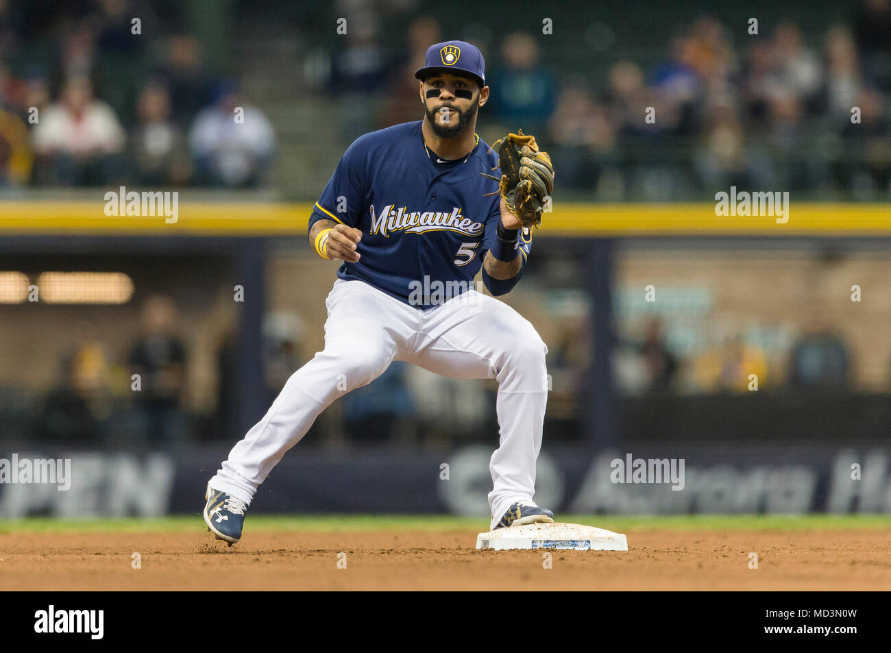 Milwaukee, WI, Stati Uniti d'America. Xviii Apr, 2018. Milwaukee Brewers secondo baseman Jonathan Villar #5 in azione durante il Major League Baseball gioco tra il Milwaukee Brewers e i Cincinnati Reds a Miller Park di Milwaukee, WI. John Fisher/CSM/Alamy Live News Foto Stock