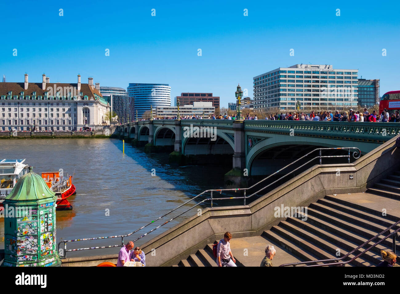 Londra, Regno Unito. Xviii Apr, 2018. Meteo REGNO UNITO: turisti accorrono a Londra in una calda giornata di sole, la folla a piedi sul Westminster Bridge Credito: Tim anello/Alamy Live News Foto Stock