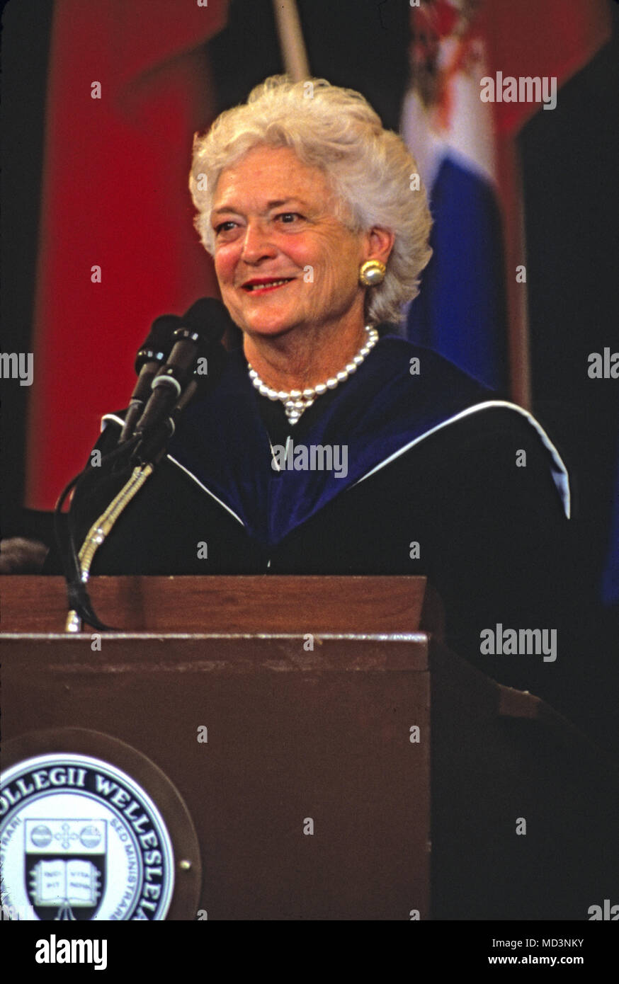 Wellesley, Massachusetts, STATI UNITI D'AMERICA. Il 1 giugno, 1990. La first lady Barbara Bush fornisce l'indirizzo di inizio a Wellesley College di Wellesley, Massachusetts, il 1 giugno 1990. Essa è stata accompagnata da Raisa Gorbachev, moglie del Presidente Mikhail Gorbachev dell'Unione Sovietica. Credito: Rick Friedman/Piscina via CNP Credito: Rick Friedman/CNP/ZUMA filo/Alamy Live News Foto Stock