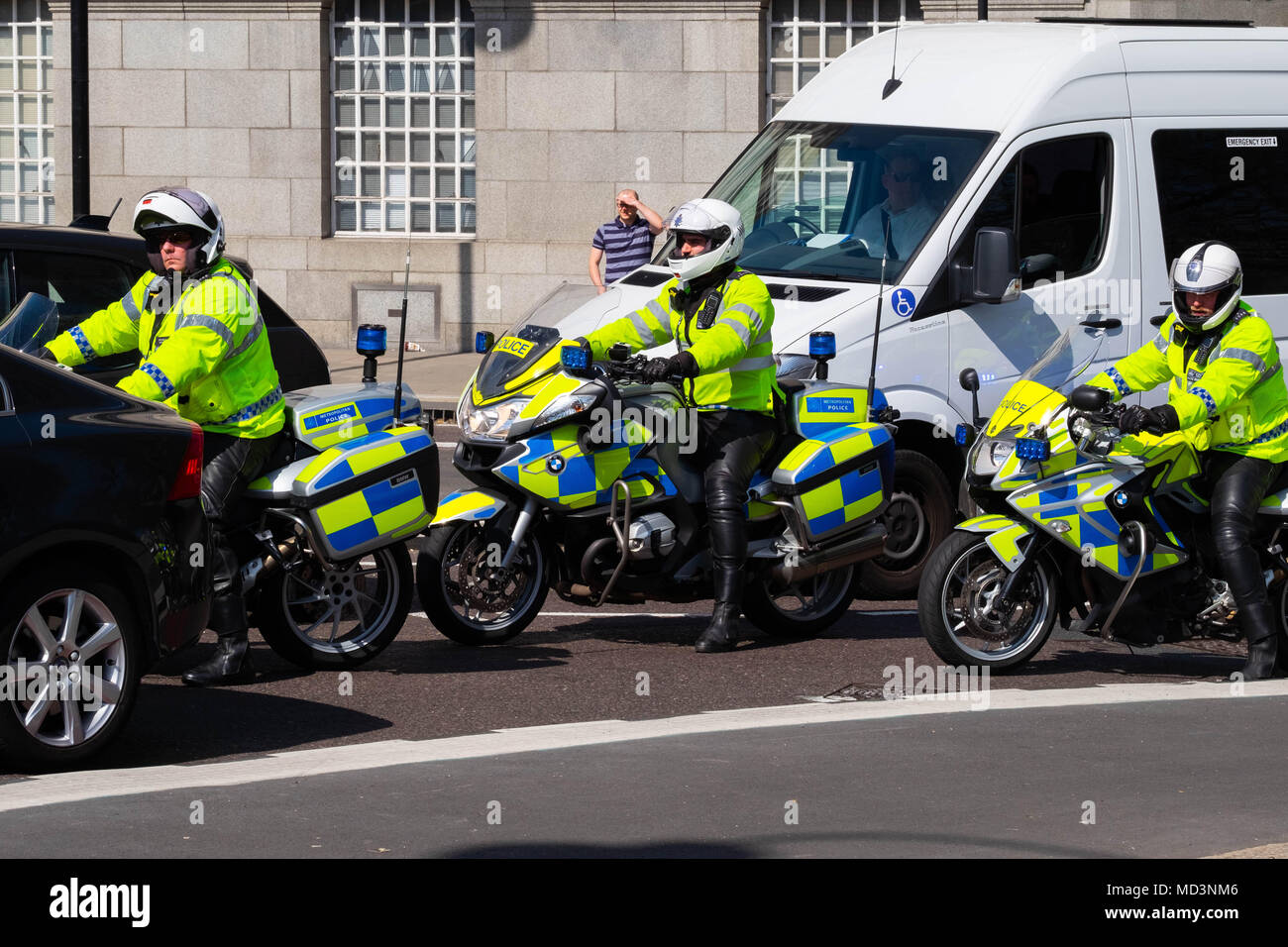 Londra, Regno Unito. Xviii Apr, 2018. La Metropolitan Police bloccano strade e si impegnano escort funzioni durante il Commonwealth leader di governo incontri di Londra Credito: Tim anello/Alamy Live News Foto Stock