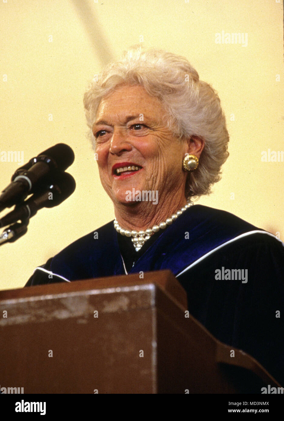 Wellesley, Massachusetts, STATI UNITI D'AMERICA. Il 1 giugno, 1990. La first lady Barbara Bush fornisce l'indirizzo di inizio a Wellesley College di Wellesley, Massachusetts, il 1 giugno 1990. Essa è stata accompagnata da Raisa Gorbachev, moglie del Presidente Mikhail Gorbachev dell'Unione Sovietica. Credito: Rob Crandall/Piscina via CNP Credito: Rob Crandall/CNP/ZUMA filo/Alamy Live News Foto Stock